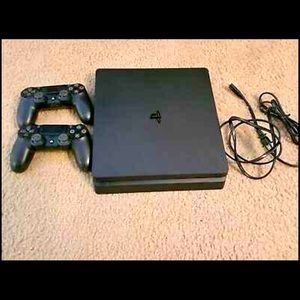 Selling Ps4 slim 1 tb works great